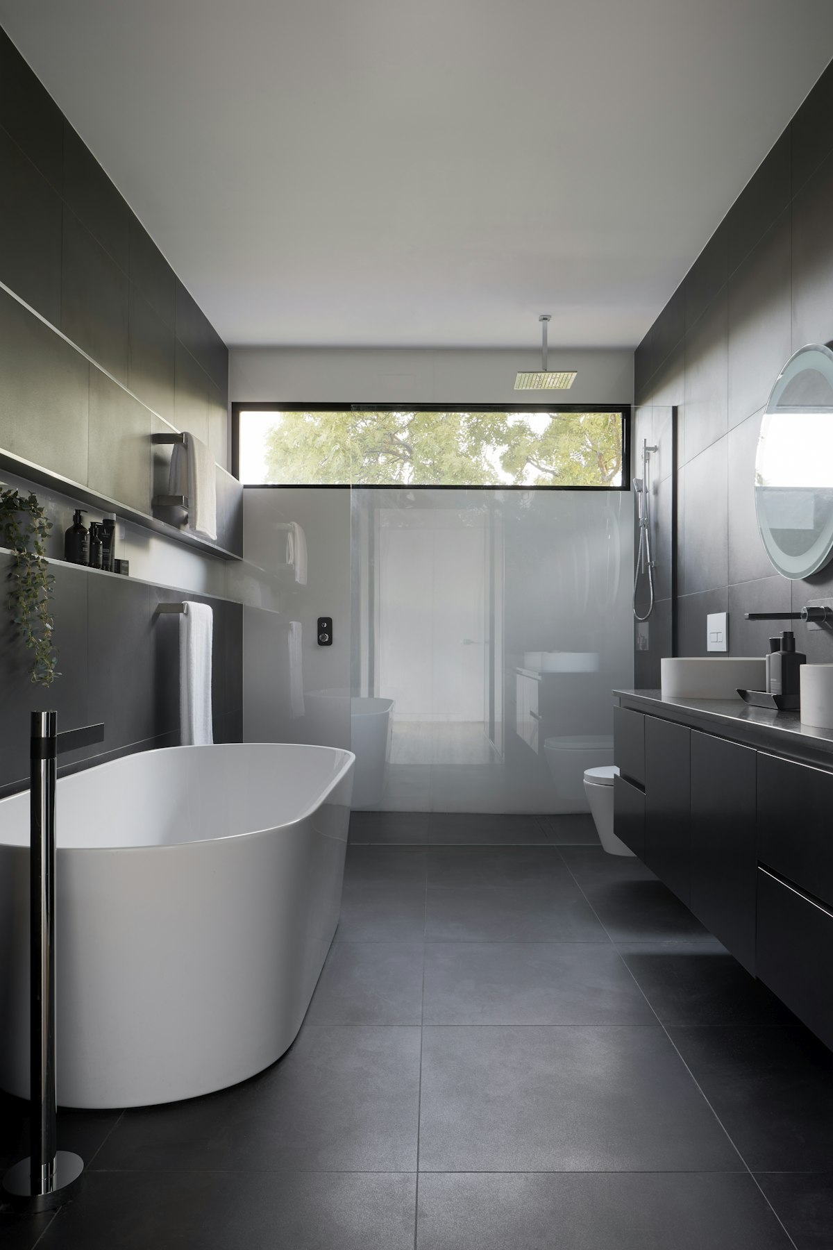 Refined bathroom with natural textures and generous light